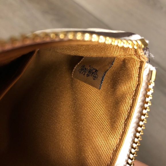 Coach white leather monogram wristlet - Picture 3 of 4
